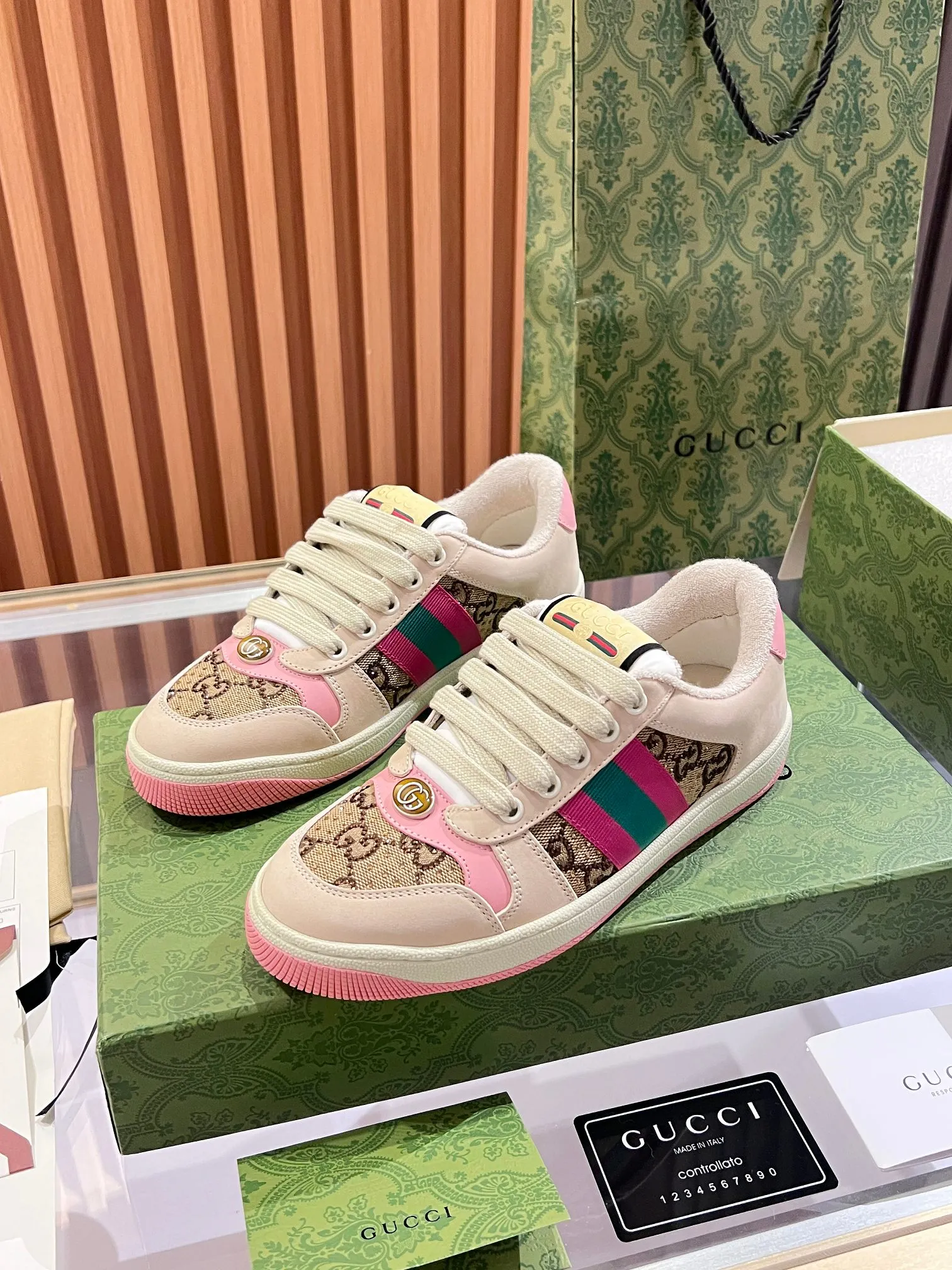 👟👟Ex-factory price 540👟👟 ⚡️Gucci Dirty Shoes Top factory quality, impeccable at the counter, the comfort is incredible. Retro distressed elements, washed retro logo on the tongue, metal double LOGO, 99% recognizable, full of Gucci elements; terry cloth lining, cowhide foot pads and 3mm latex are much more comfortable than real leather shoes. Environmentally friendly TPU wear-resistant outsole, soft and elastic. The inside of the tongue is made of imported elastic bands, which have great tension and won't strangle your feet. I don't develop the shoes without the original version. Only by getting the original version can the shoes be accurate and beat the market version instantly. Every stitch and every stitch is very tight and full. The debugging process is the most painstaking and requires no less than a hundred modifications before it is adjusted to the perfect state so that it can be worn comfortably by all foot types! Size 35-40 women’s model)